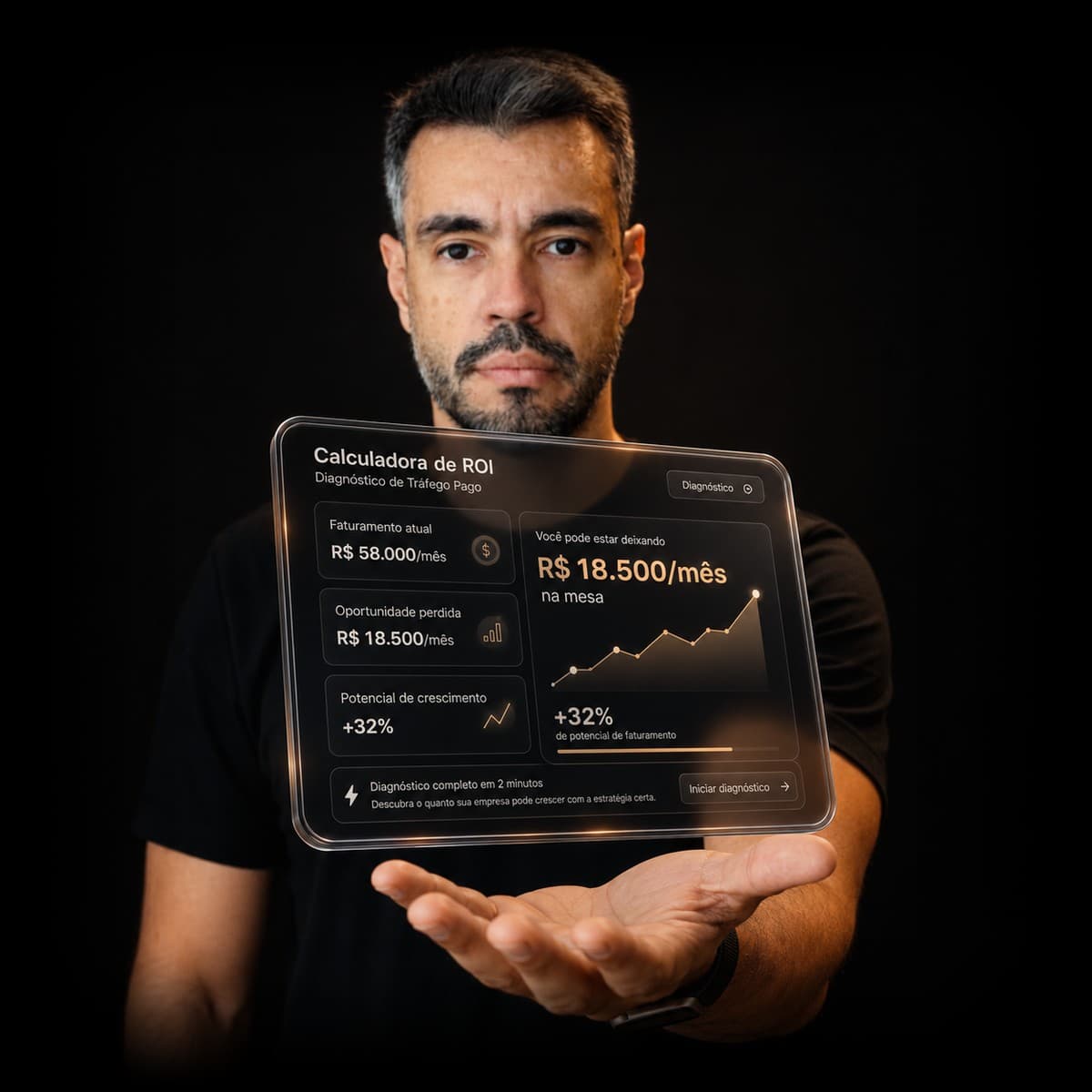 Nando, da Elite Mídias, mostrando o painel com o resultado da calculadora
